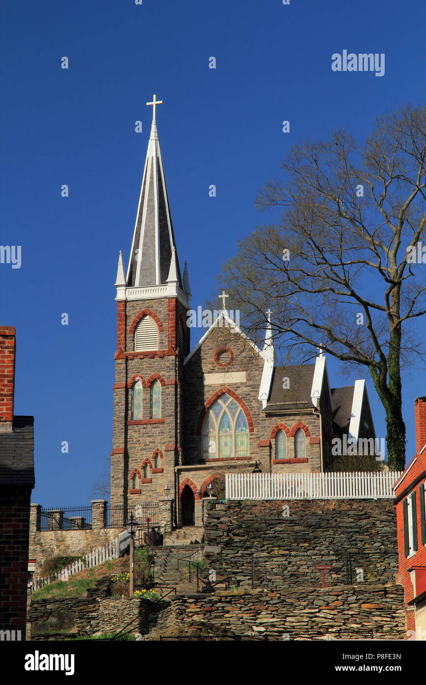 Der Kirchturm von St. Peters Römisch-katholische Kirche erhebt sich hoch über der historischen Altstadt von Harpers Ferry, West Virginia, Standort des ausgefallenen Slave Rebellion Stockfoto