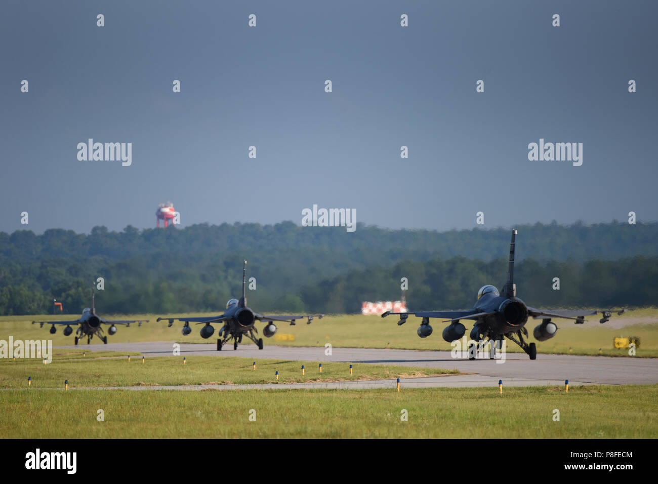 Us Air Force Aircraft Maintenance Personal und Piloten von der 169th South Carolina der Air National Guard Fighter Wing at McEntire Joint National Guard Base, South Carolina, Preflight und Starts zu implementieren F-16 Fighting Falcon Block 52 Kampfjets für eine AEF Rotation in Südwestasien, 11. Juli 2018. Die South Carolina der Air National Guard 169th Fighter Wing ist die Bereitstellung von fast 300 Flieger und rund ein Dutzend F-16 Fighting Falcon Block 52 Kampfjets zum 407. Air Expeditionary Gruppe im Südwesten Asien zur Unterstützung eines Air Expeditionary Force rotation. (U.s. Stockfoto