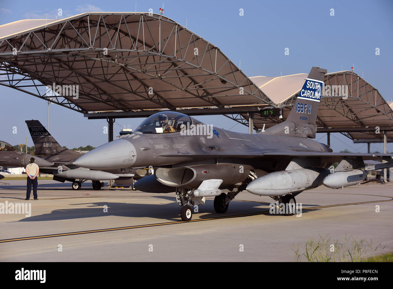 Us Air Force Aircraft Maintenance Personal und Piloten von der 169th South Carolina der Air National Guard Fighter Wing at McEntire Joint National Guard Base, South Carolina, Preflight und Starts zu implementieren F-16 Fighting Falcon Block 52 Kampfjets für eine AEF Rotation in Südwestasien, 11. Juli 2018. Die South Carolina der Air National Guard 169th Fighter Wing ist die Bereitstellung von fast 300 Flieger und rund ein Dutzend F-16 Fighting Falcon Block 52 Kampfjets zum 407. Air Expeditionary Gruppe im Südwesten Asien zur Unterstützung eines Air Expeditionary Force rotation. (U.s. Stockfoto