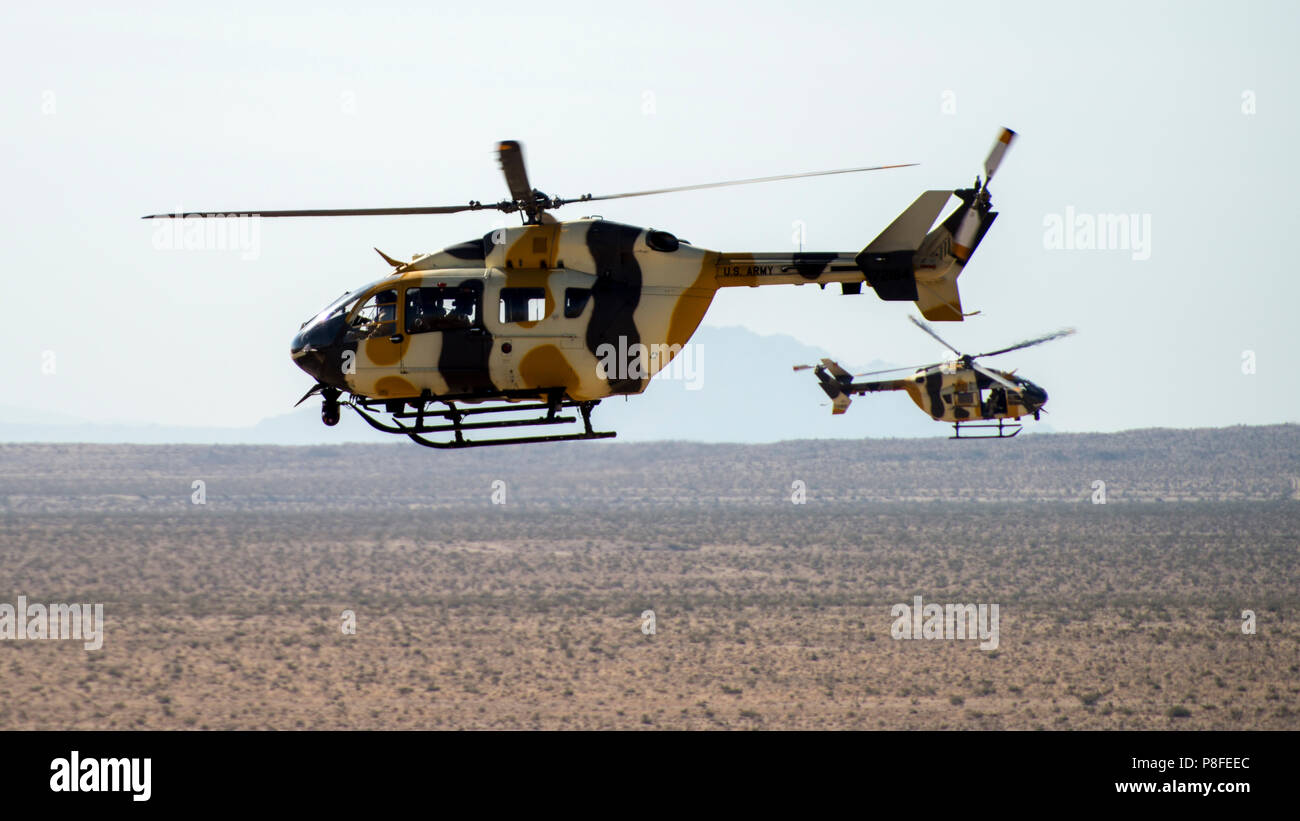 Zwei UH-72A Lakotas Wege kreuzen während Green Flag West, Juni 12, 2018, National Training Center, Ft. Irwin, Kalifornien. Der NTC repliziert die harten, realistischen Einsatzumgebung, die Amerikas Krieg Kämpfer im Kampf gegenüber. (U.S. Air Force Foto von Airman 1st Class JaNae Capuno) Stockfoto