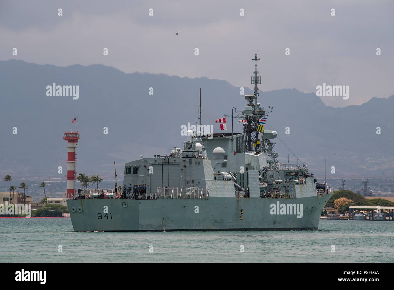 180710-O-N 0842-2010 Pearl Harbor (10 Juli 2018) Royal Canadian Navy Fregatte HMCS Ottawa (FF 341) Abfahrt Joint Base Pearl Harbor-Hickam zu beginnen, die auf See Phase des Randes des Pazifik (Rimpac) 2018 Übung. 25 Nationen, 46 Schiffe, 5 U-Boote, über 200 Flugzeuge, und 25.000 Mitarbeiter beteiligen sich an Rimpac vom 27. Juni bis 2. August in und um die hawaiischen Inseln und Südkalifornien. Die weltweit größte internationale maritime Übung RIMPAC bietet eine einzigartige Ausbildung während der Förderung und Erhaltung der kooperative Beziehungen unter den Teilnehmerinnen und Teilnehmern kritisch Stockfoto