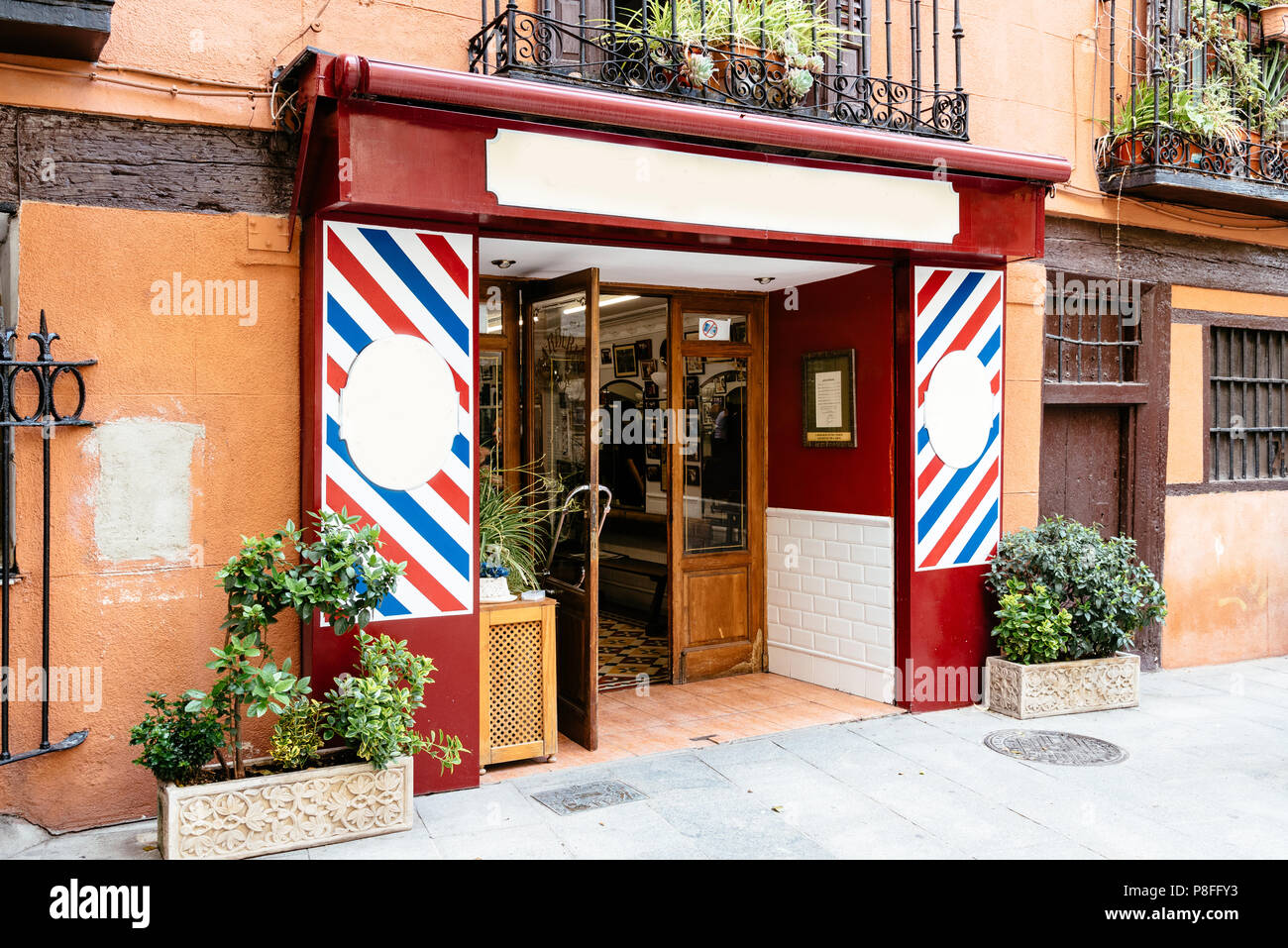 Madrid, Spanien - 2. Juni 2018: Alte Friseur in Cuchilleros Street im Stadtzentrum von Madrid, in der Nähe von Plaza Mayor Stockfoto