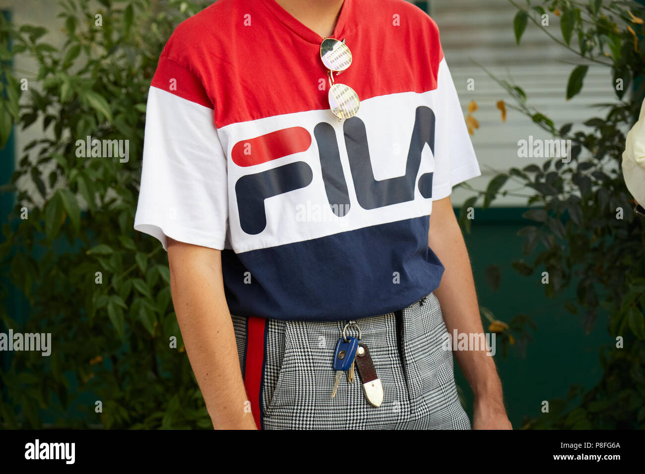 Mailand - 16. Juni: Mann mit Fila T-Shirt in rot, weiß und blau Farben vor dem Marni fashion show, Mailand Fashion Week street style am 16. Juni 2018 in Mila Stockfoto