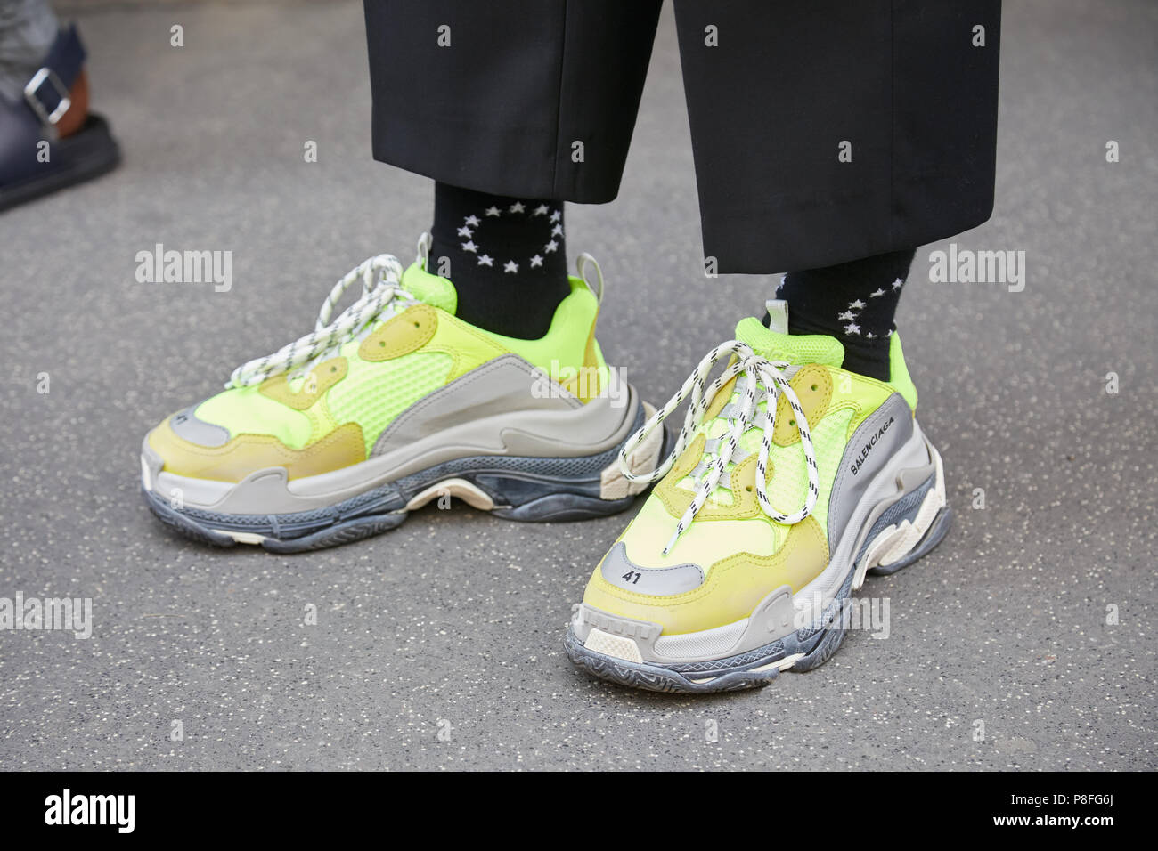 Mailand - 16. Juni: Mann mit gelb grün Balenciaga Schuhe und Socken mit  weißen Sternen vor Marni fashion show, Mailand Fashion Week street style  Stockfotografie - Alamy