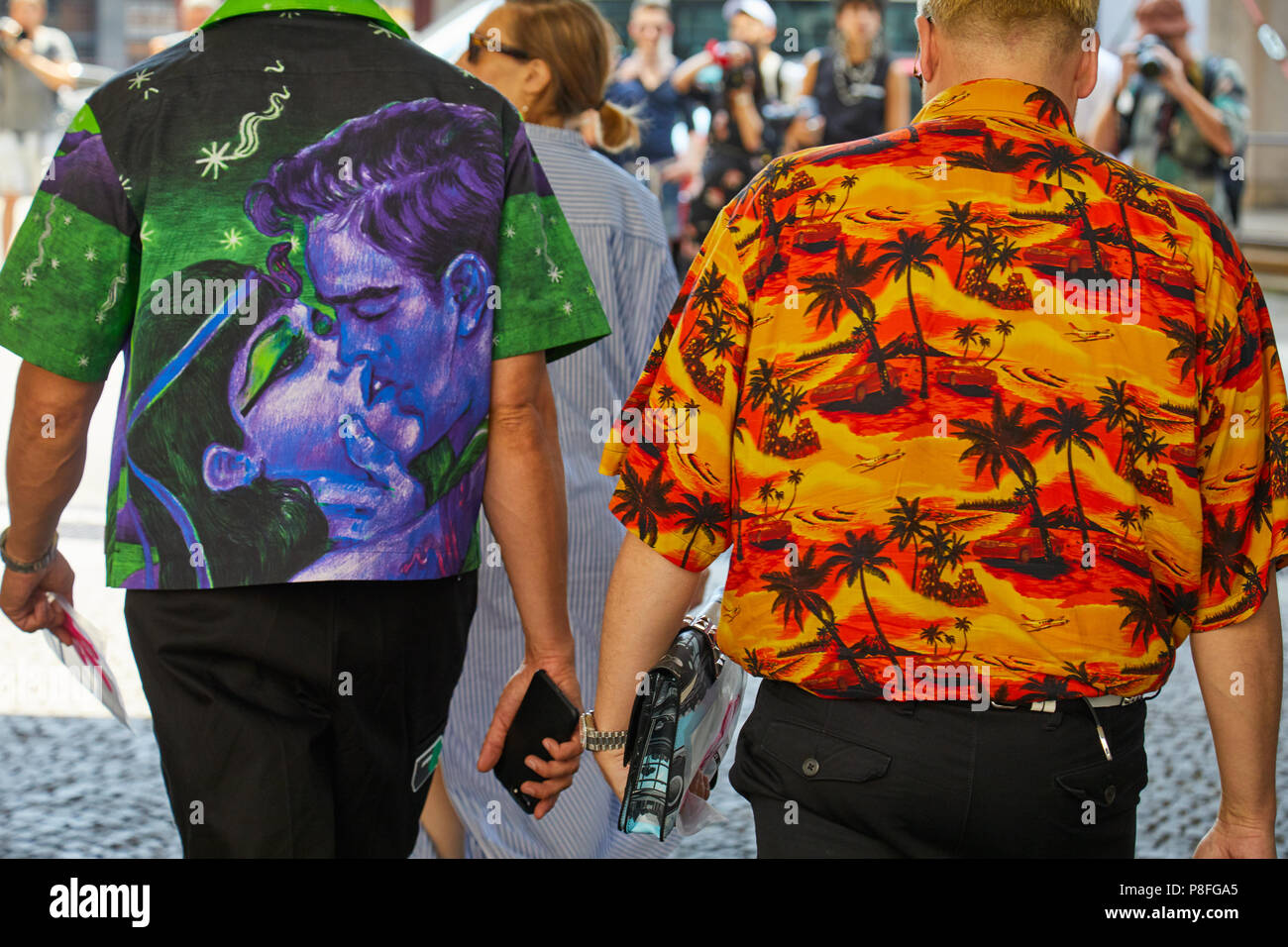 Mailand - Juni 16: Männer mit roten und gelben Hemd und Prada blau und lila  Cleopatra kiss Shirt vor Marni fashion show, Mailand Fashion Week Straße  sty Stockfotografie - Alamy