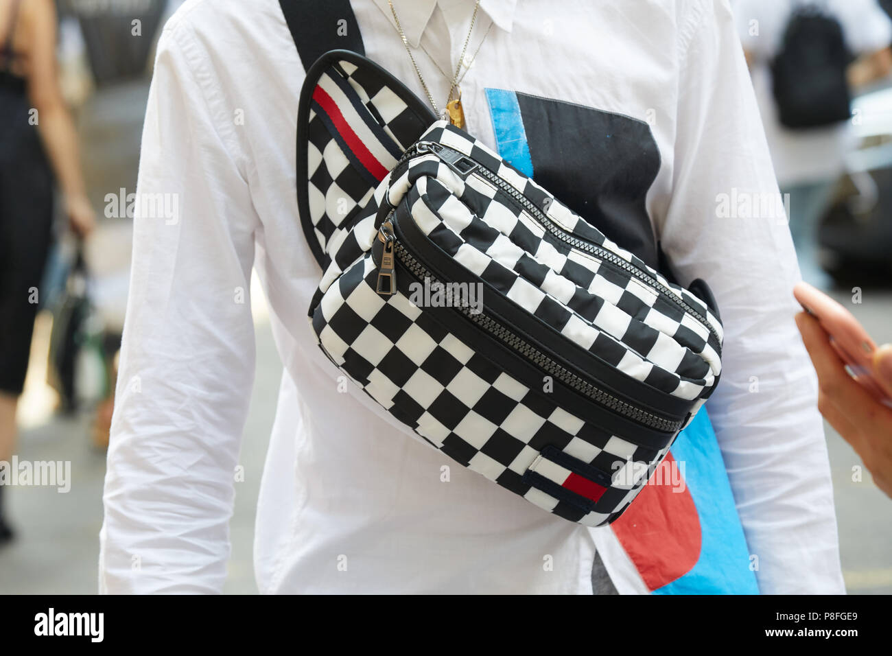 Mailand - 16. Juni: Mann mit schwarz-weiß karierten Tommy Hilfiger Tasche  vor Marni fashion show, Mailand Fashion Week street style am 16 Juni, 2018  i Stockfotografie - Alamy