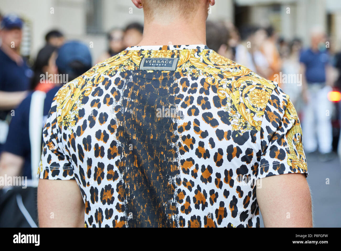 Mailand - 16. Juni: Mann mit Versace, Leopard skin dappled Shirt mit goldenen Dekorationen vor Versace fashion show, Mailand Fashion Week street style Stockfoto