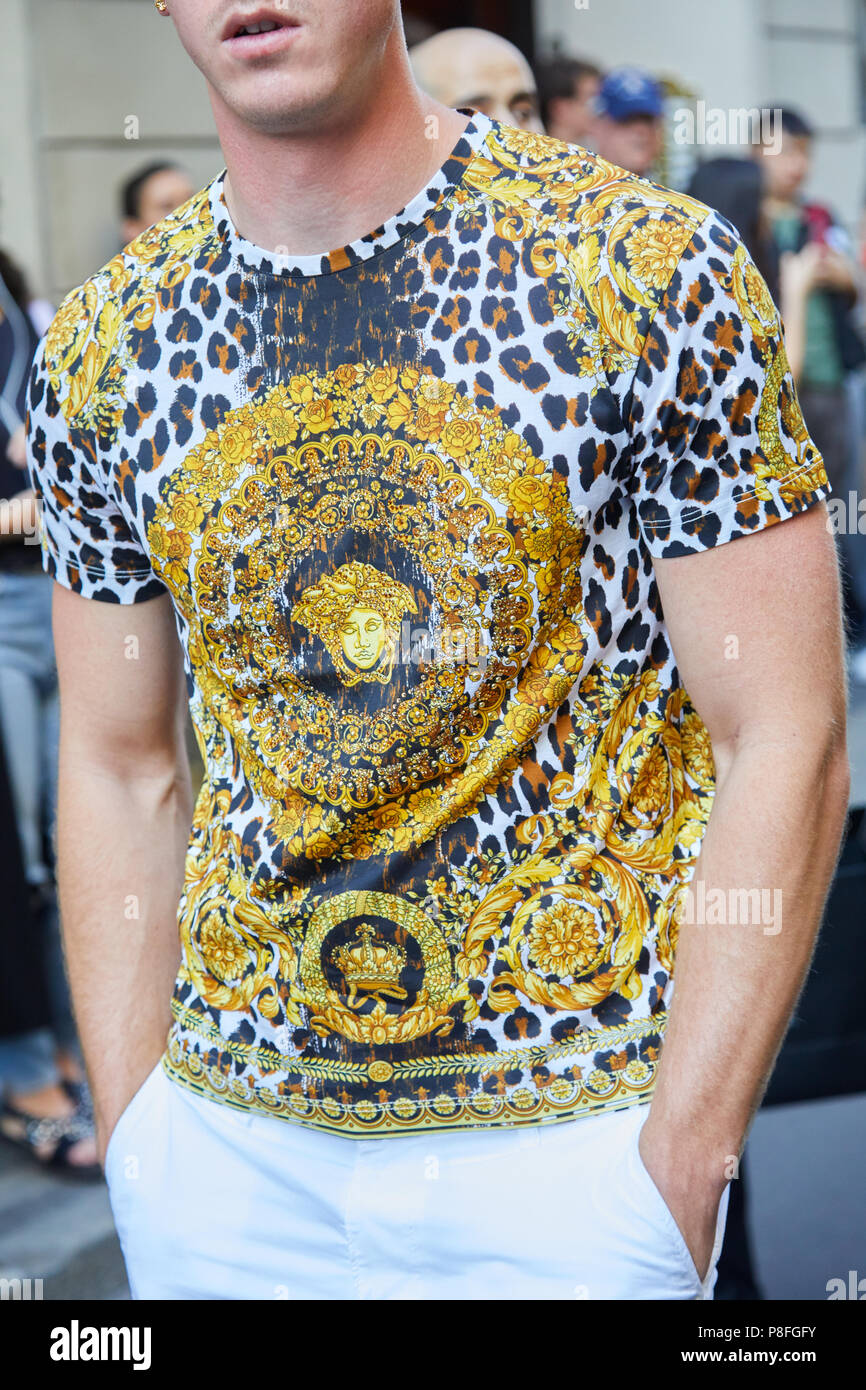 Mailand - 16. Juni: Mann mit Versace leopard dappled t-shirt mit goldenen Dekorationen vor Versace fashion show, Mailand Fashion Week street style Juni Stockfoto