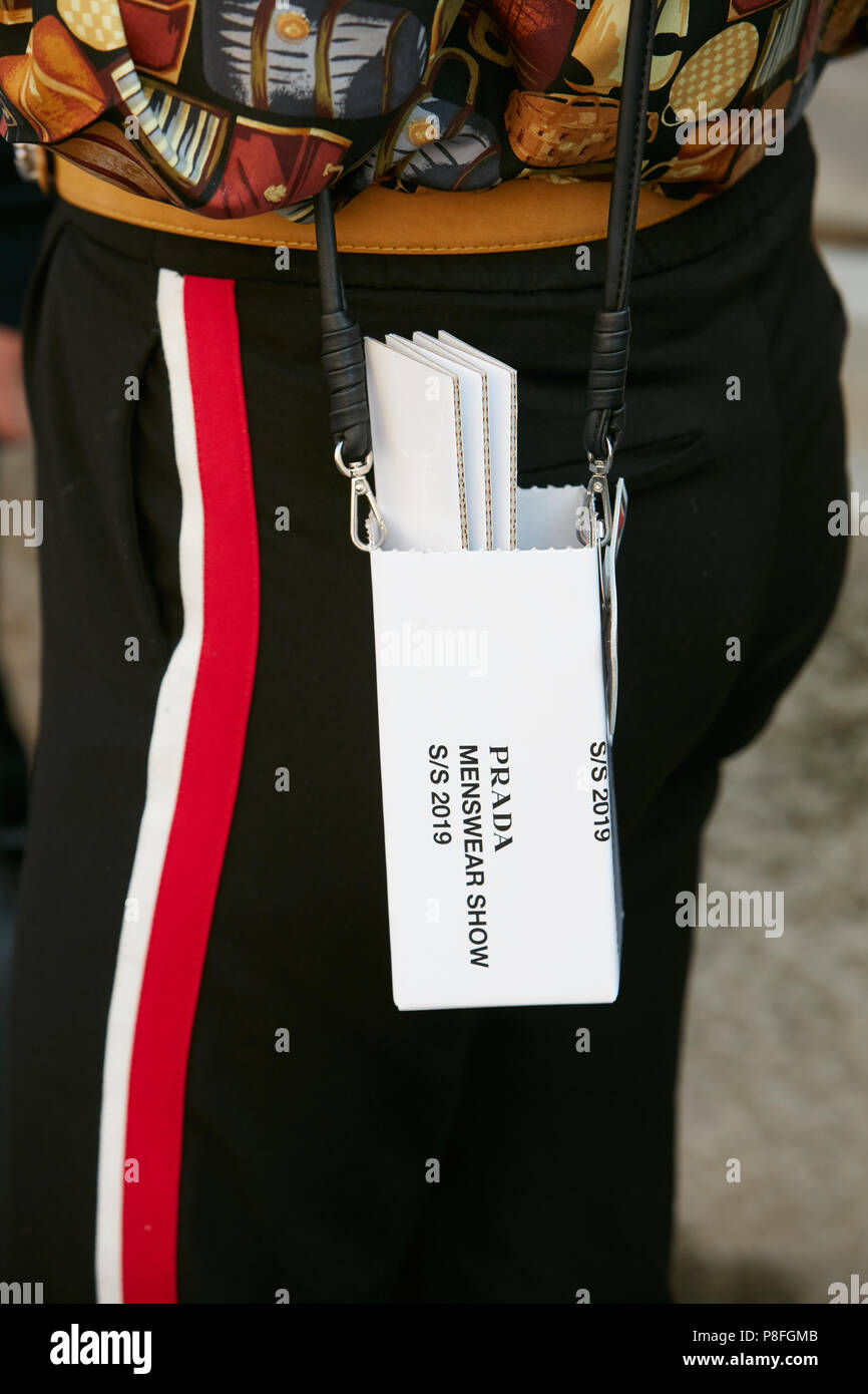 Mailand - Juni 17: Frau mit Prada zeigen, Einladungen und schwarze Hose mit roten  Streifen vor Prada fashion show, Mailand Fashion Week street style Ju  Stockfotografie - Alamy