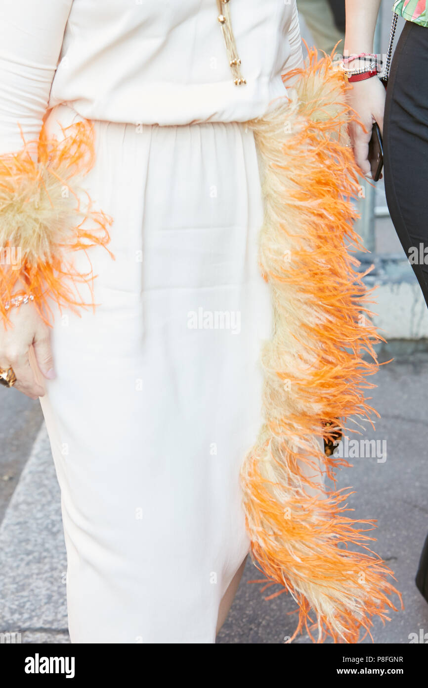 Mailand - Juni 17: Frau mit weißem Kleid mit orange Feder detail vor Prada fashion show, Mailand Fashion Week street style am 17. Juni 2018 in Mila Stockfoto