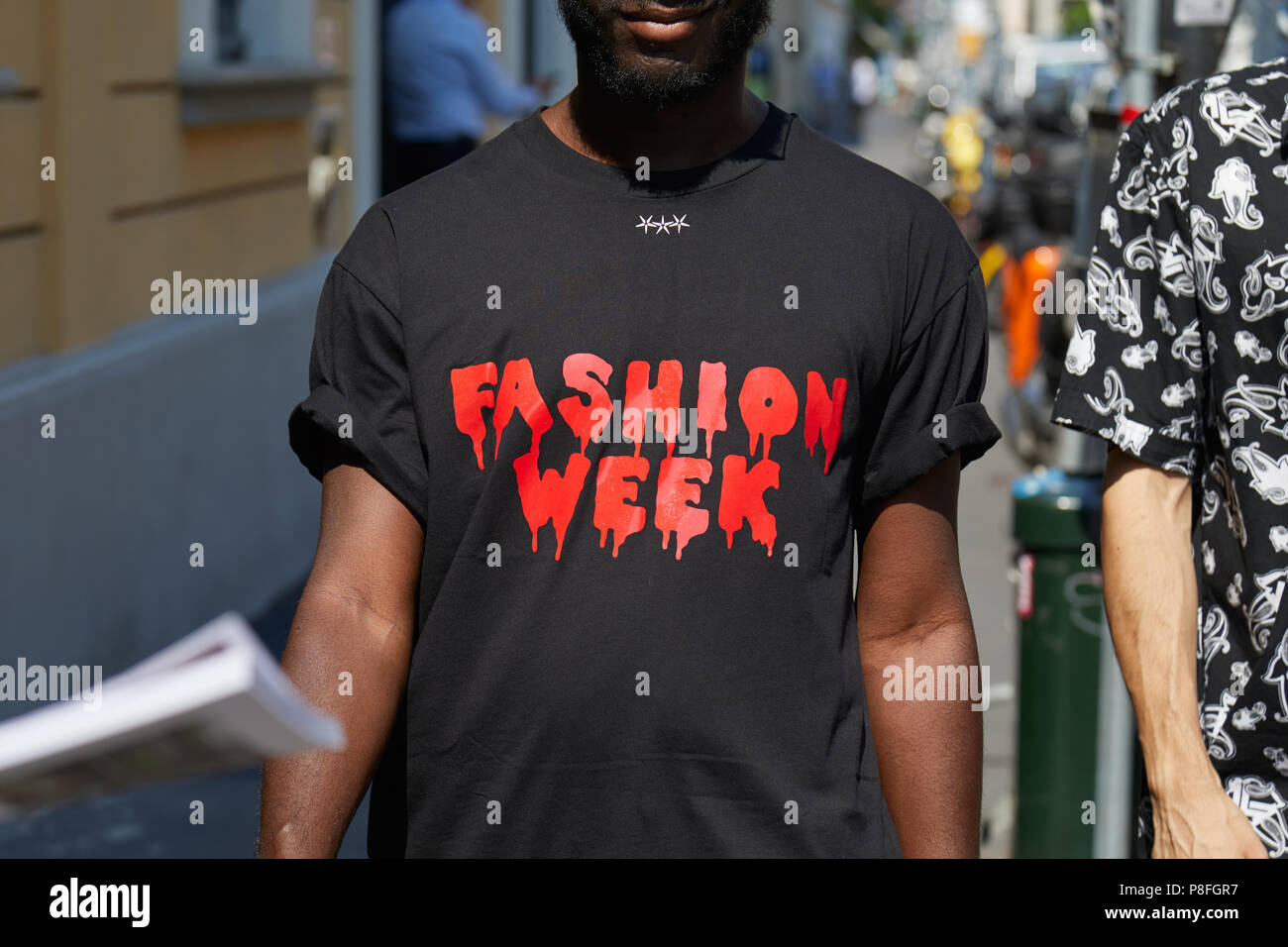 Mailand - 17. Juni: Mann mit schwarzem T-Shirt mit roten blutigen Fashion Week vor Isabel Benenato fashion show, Mailand Fashion Week street style J Stockfoto