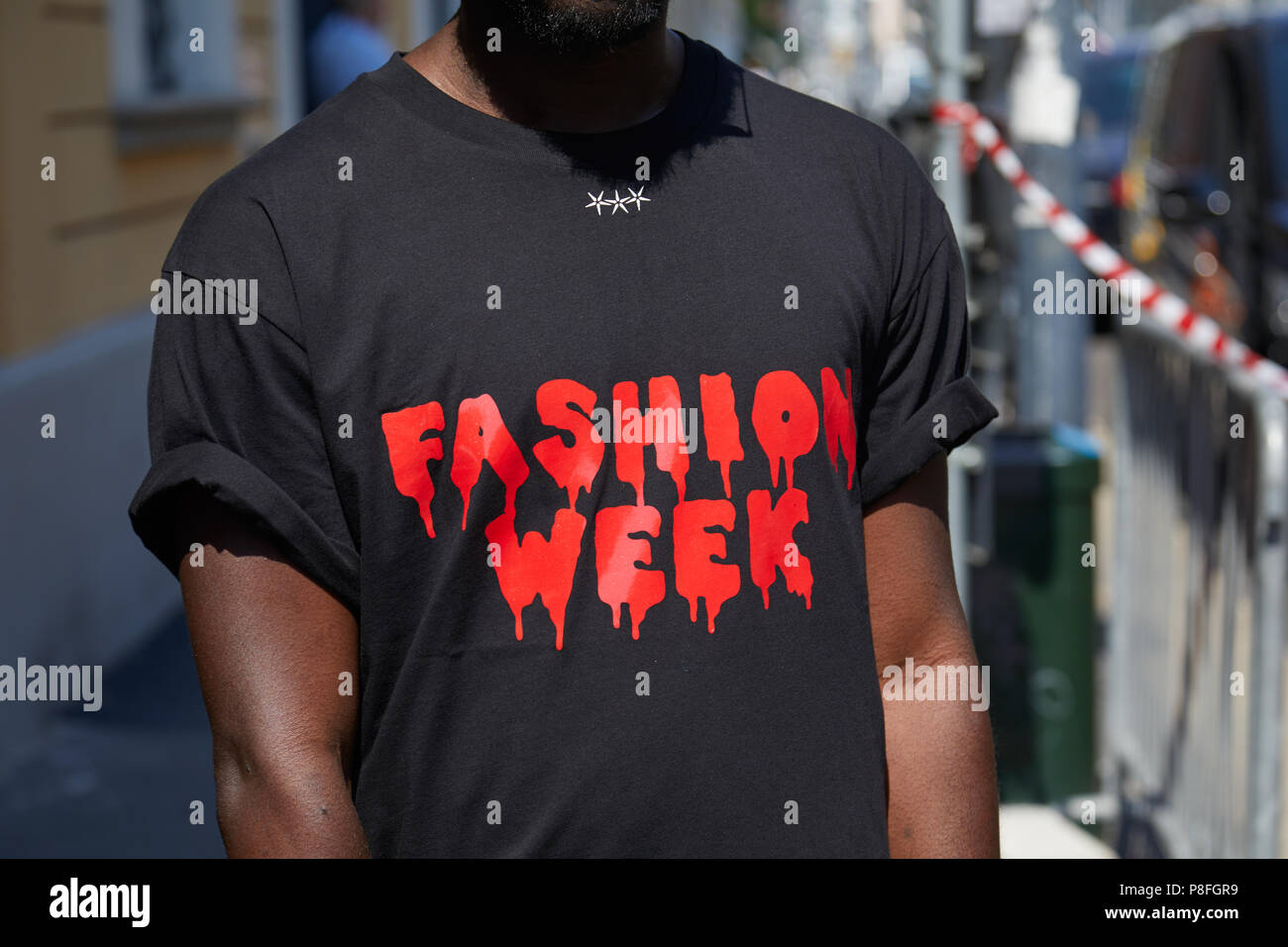 Mailand - 17. Juni: Mann mit schwarzem T-Shirt mit roten blutigen Fashion Week vor Isabel Benenato fashion show, Mailand Fashion Week street style J Stockfoto