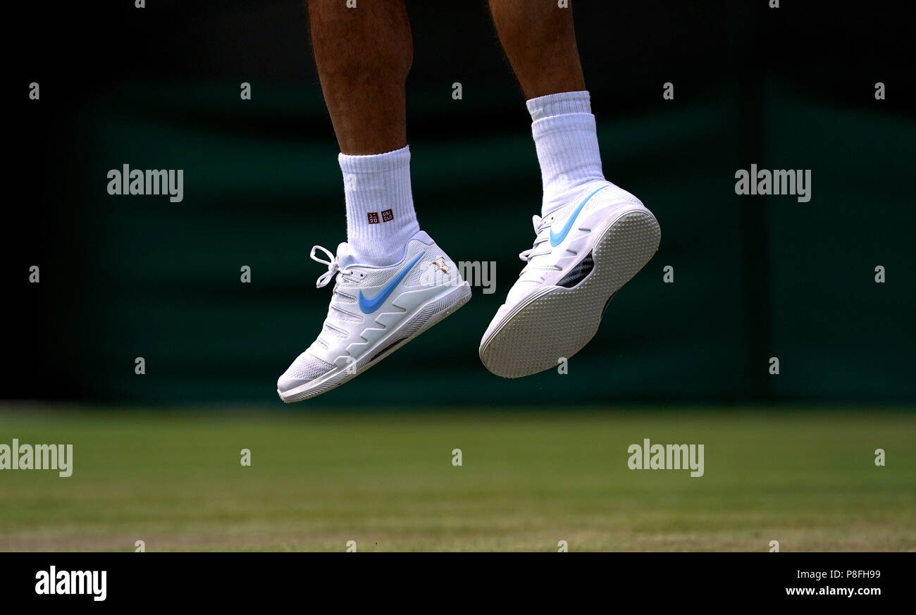 Eine detaillierte Ansicht von Roger Federer von Nike Trainer am Tag neun der Wimbledon Championships in der All England Lawn Tennis und Croquet Club, Wimbledon. PRESS ASSOCIATION Foto. Bild Datum: Mittwoch, 11. Juli 2018. Siehe PA Geschichte TENNIS Wimbledon. Photo Credit: John Walton/PA-Kabel. Einschränkungen: Nur für den redaktionellen Gebrauch bestimmt. Keine kommerzielle Nutzung ohne vorherige schriftliche Zustimmung der AELTC. Standbild nur verwenden - keine bewegten Bilder zu emulieren. Keine Überlagerung oder Entfernung von Sponsor/ad Logos. +44 (0)1158 447447 für weitere Informationen. Stockfoto