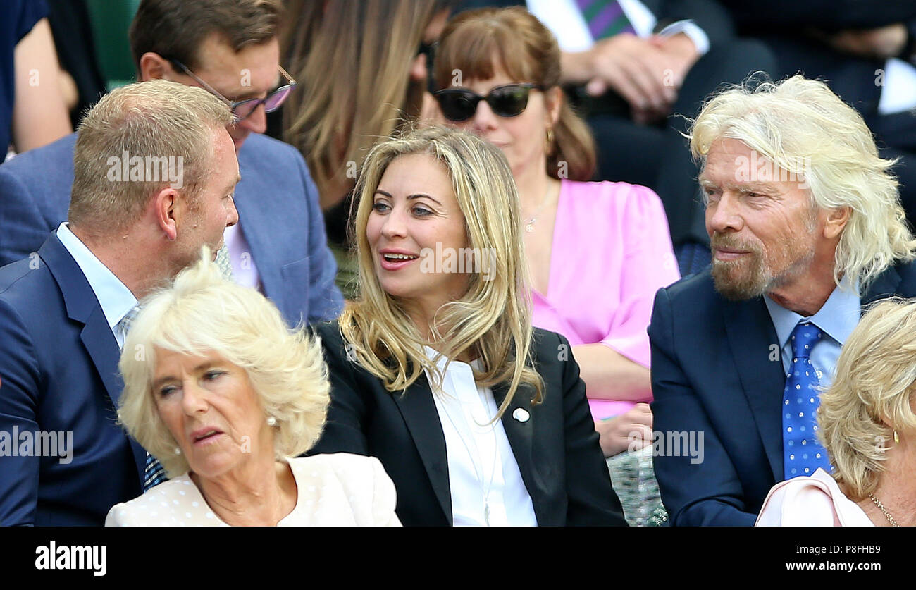 Sir Chris Hoy, Holly Branson und Sir Richard Branson in der Königsloge auf Center Court am Tag neun der Wimbledon Championships in der All England Lawn Tennis und Croquet Club, Wimbledon. Stockfoto