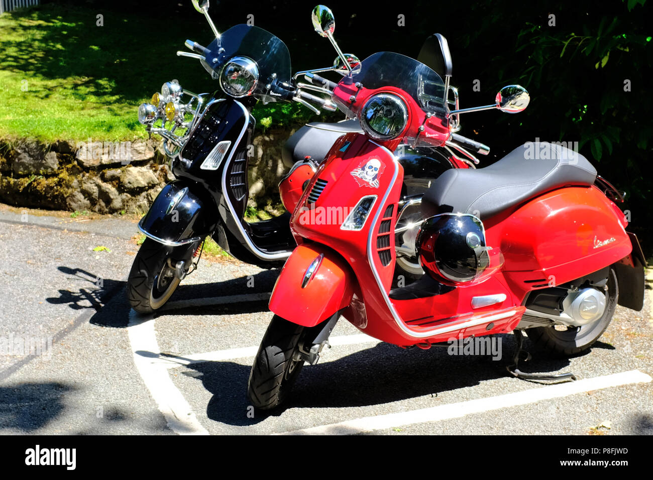 Paar Vespas in Pont geparkt - y-Brücke, Betws-y-Coed, North Wales UK Stockfoto