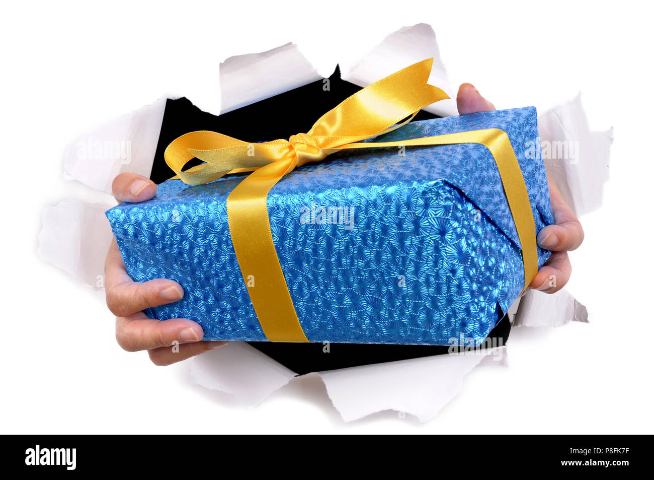 Man Hände liefern oder die Gabe durch zerrissenen weißen Papier Hintergrund Stockfoto