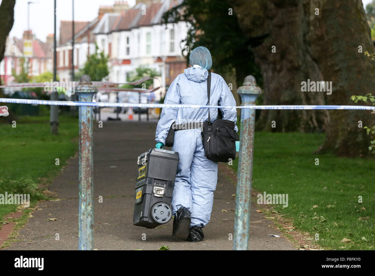 Forensik Offiziere am Tatort in Ducketts Gemeinsame Außen Turnpike Lane Station im Norden von London. Ein Mann wurde zum Tod auf ca. 21.45 Uhr am Samstag, dem 9. Juni 2018 erstochen außerhalb einer geschäftigen tube station, wo sie ein 'Seriously verletzt' Mann gefunden. Mit: Atmosphäre, Wo: London, Großbritannien Wann: 10 Jun 2018 Credit: Dinendra Haria/WANN Stockfoto