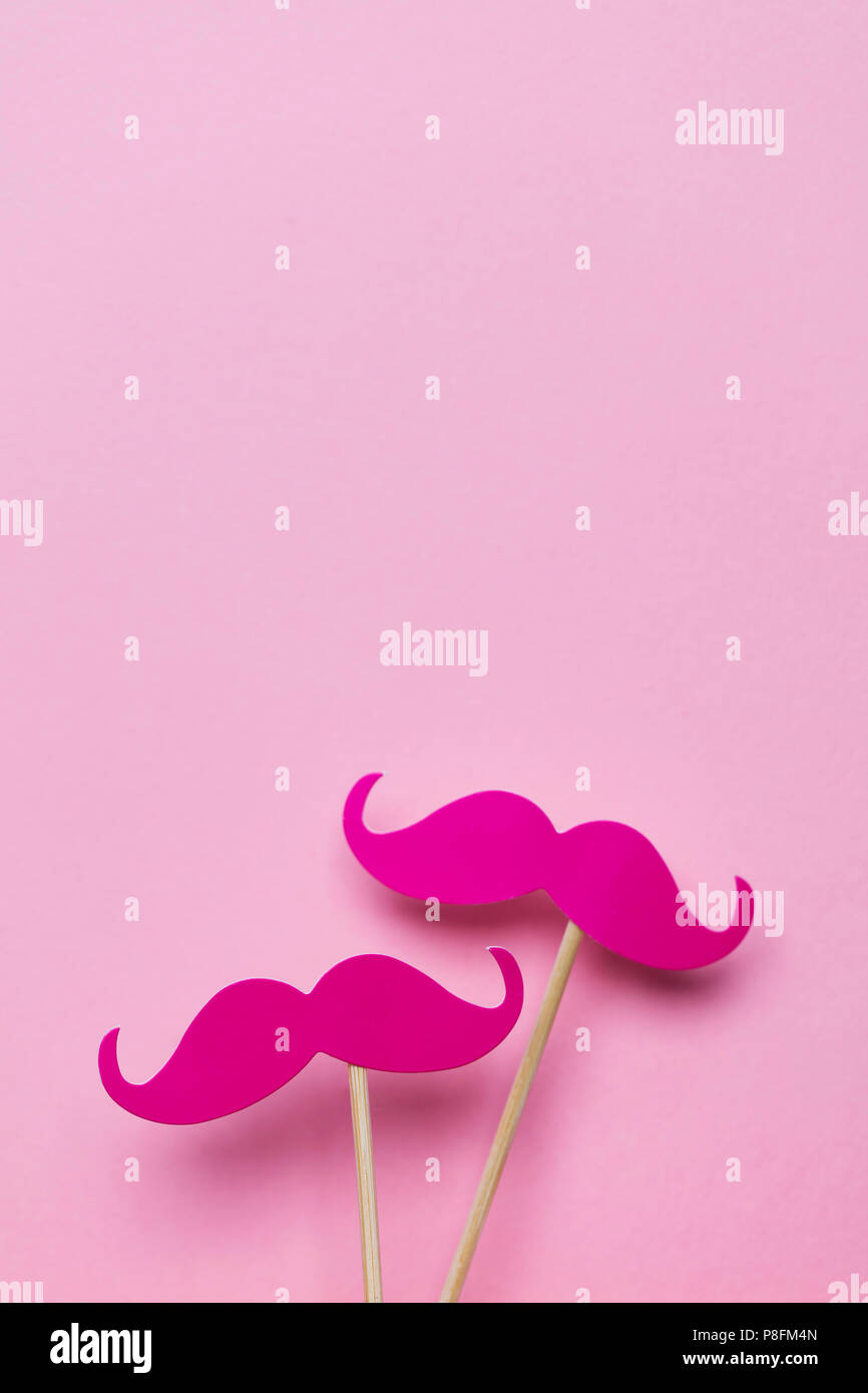 Rosa Schnurrbart auf einem rosa Hintergrund. Moderne Männlichkeit Konzept Stockfoto
