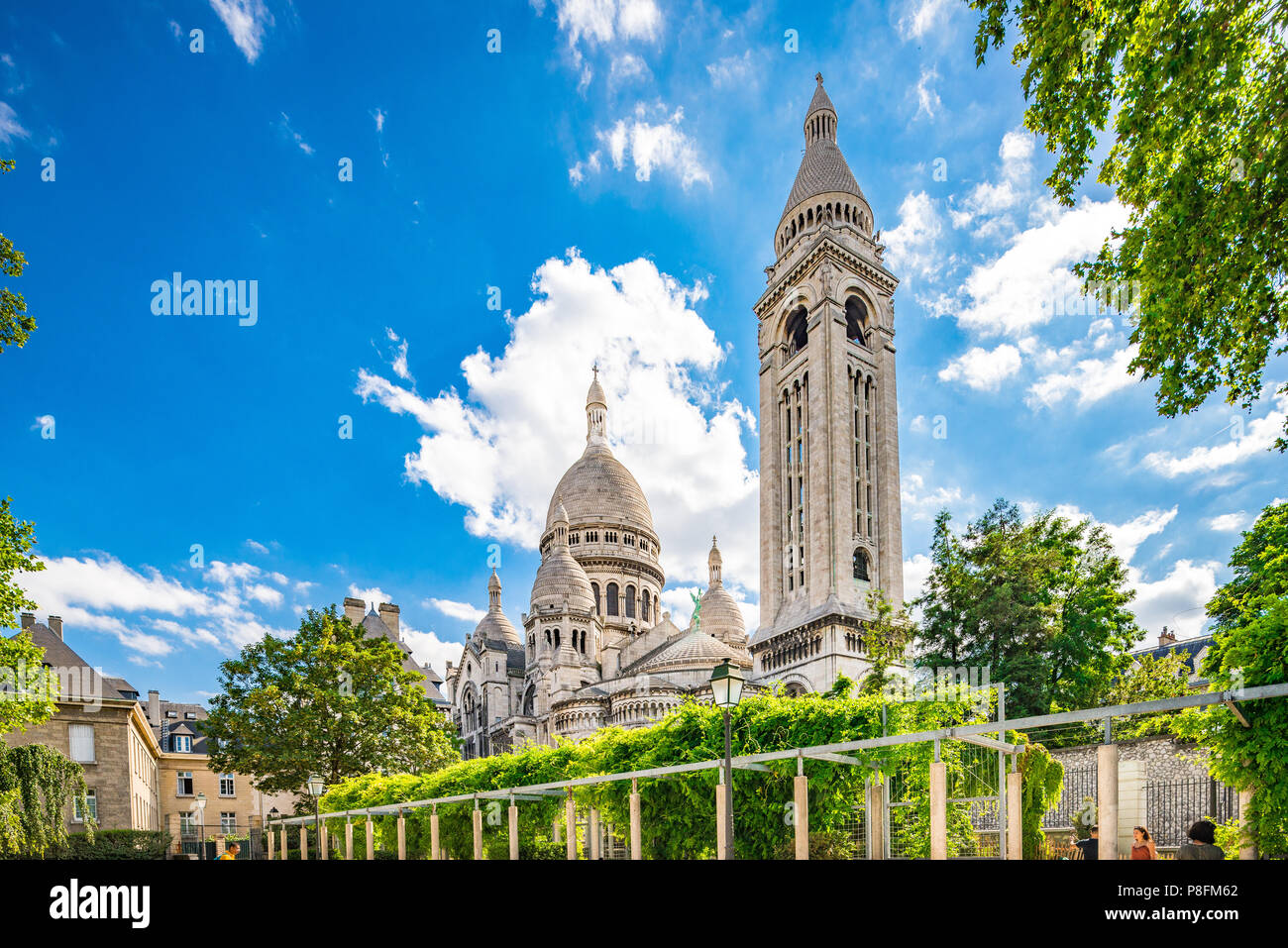 Platz Marcel Bleustein Blanchet bietet eine perfekte Aussicht auf die Basilika des Heiligen Herzen von Paris, die gemeinhin als Sacré-Coeur Basilika bekannt. Stockfoto