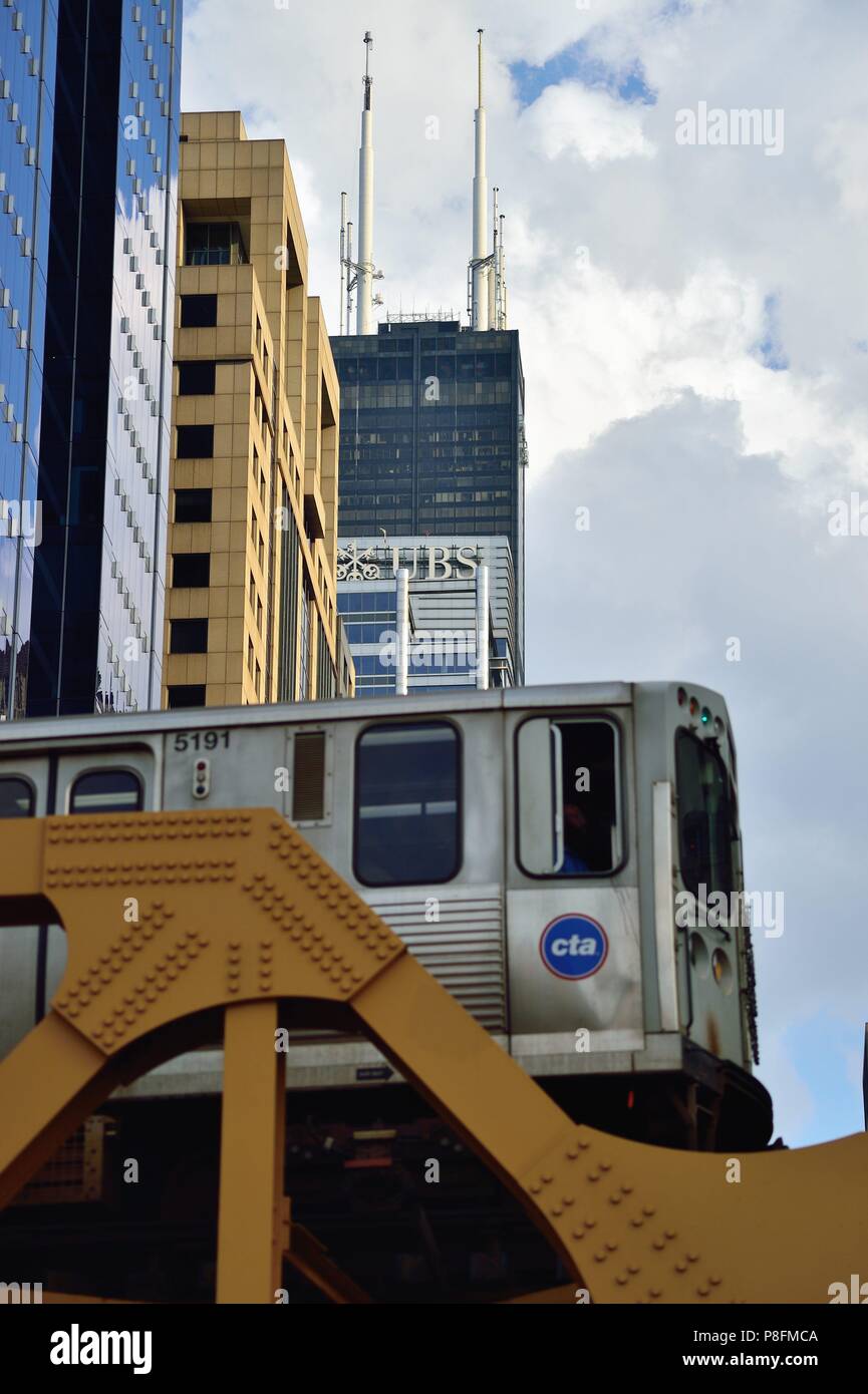 Chicago, Illinois, USA. Ein paar Symbole von Chicago auf der Anzeige, ein Chicago L-Zug und den Willis Tower im Hintergrund. Stockfoto