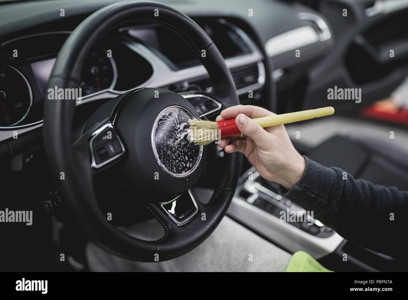 Ein Mann Reinigung Auto Innenraum, Autoteilen (oder Aufbereitung) Konzept  Stockfotografie - Alamy