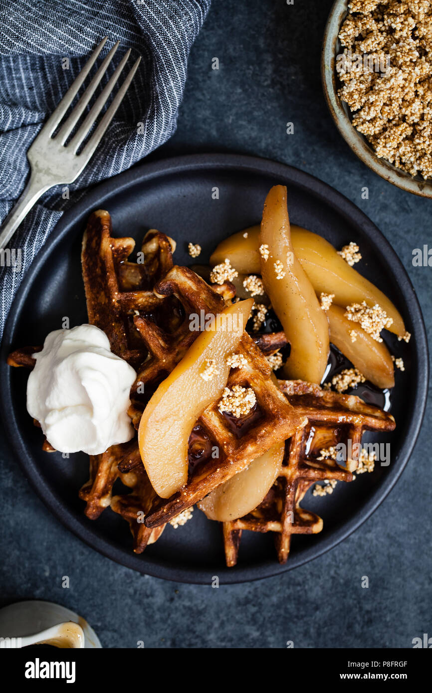 Waffeln auf Platte mit Birnen und Schlagsahne Stockfoto