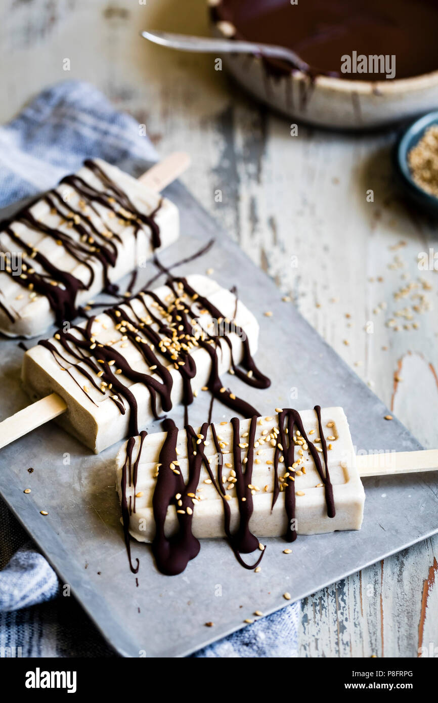 Schokolade Banane Pistazien Eis am Stiel Stockfoto