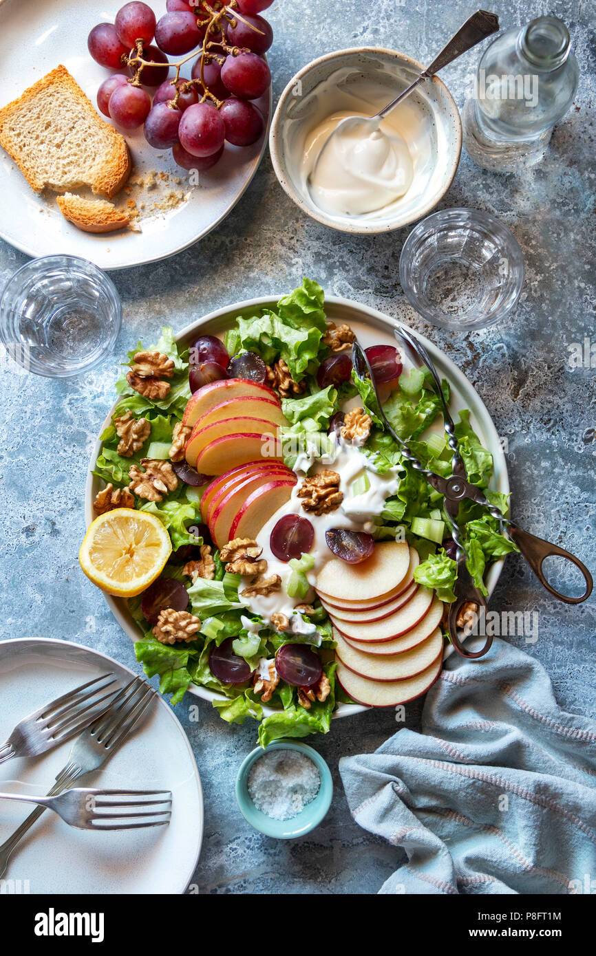 Waldorf Salat mit Sellerie, Apfel, Trauben und Walnüssen auf einer Platte  Stockfotografie - Alamy