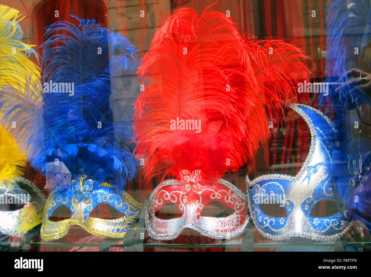 Shop Fenster Fancy Dress Venezianische Masken Stockfoto