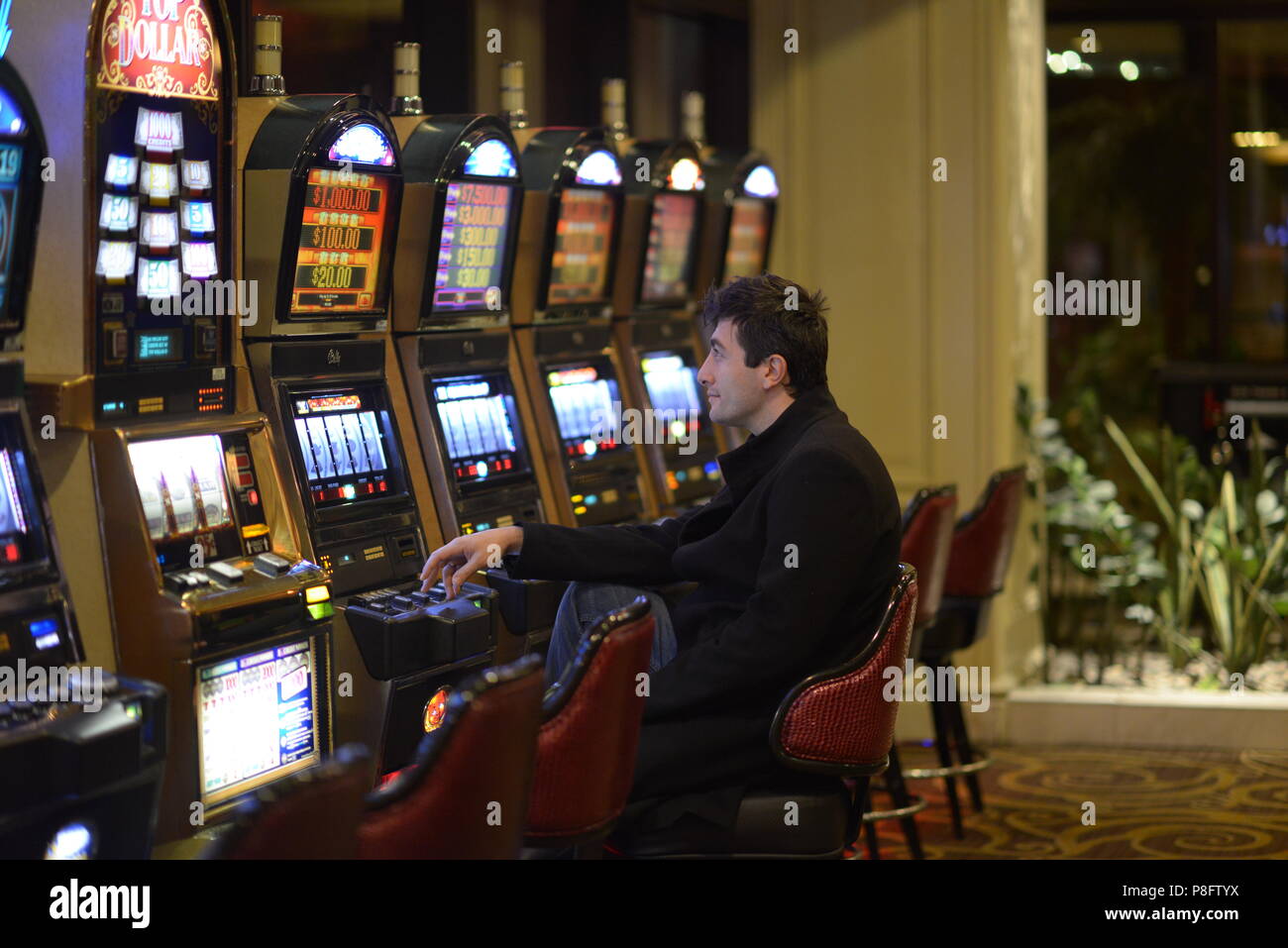 Spielen slot machine im Casino Las Vegas Stockfoto