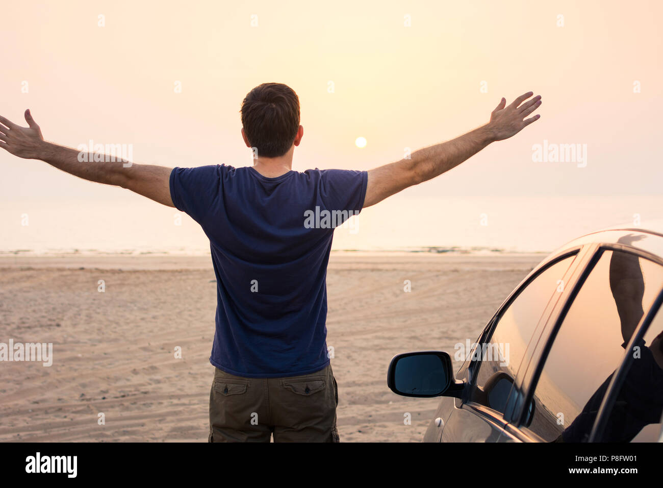 Mann, der Strand Sonnenuntergang vom Auto, Ferienzeit Stockfoto