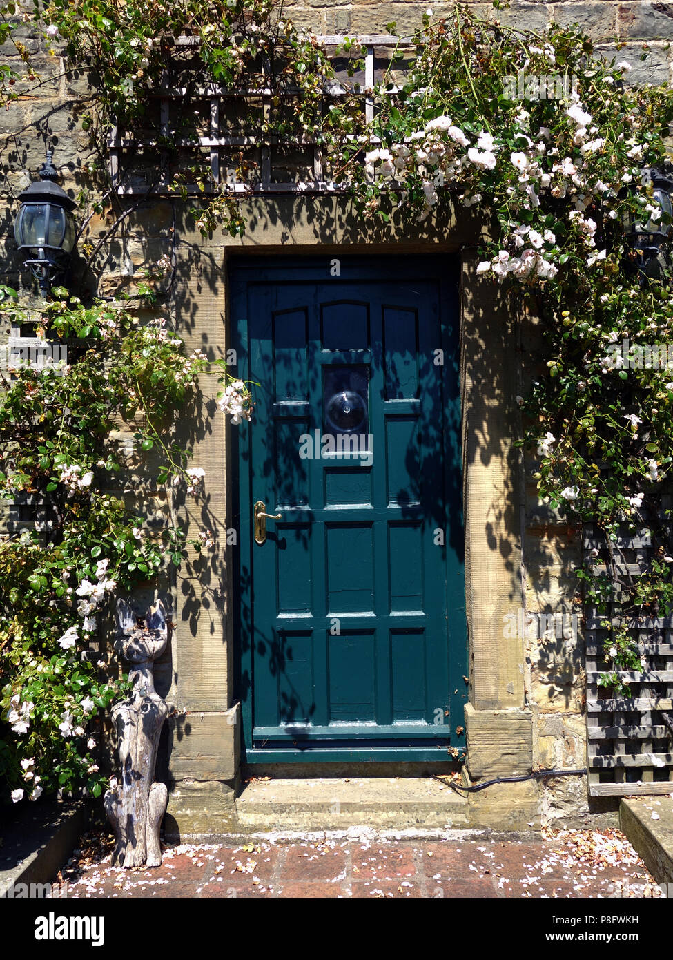 Ein hübsches Häuschen Tür und Tor der Blau/grüne Tür ist von wilden Blumen in super Gärten in einem privaten Haus in South Yorkshire umgeben Stockfoto