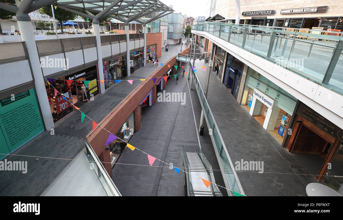 Ein leeres Liverpool One Shopping Centre im Stadtzentrum von Liverpool, während der FIFA WM Finale zwischen Kroatien und England. Stockfoto