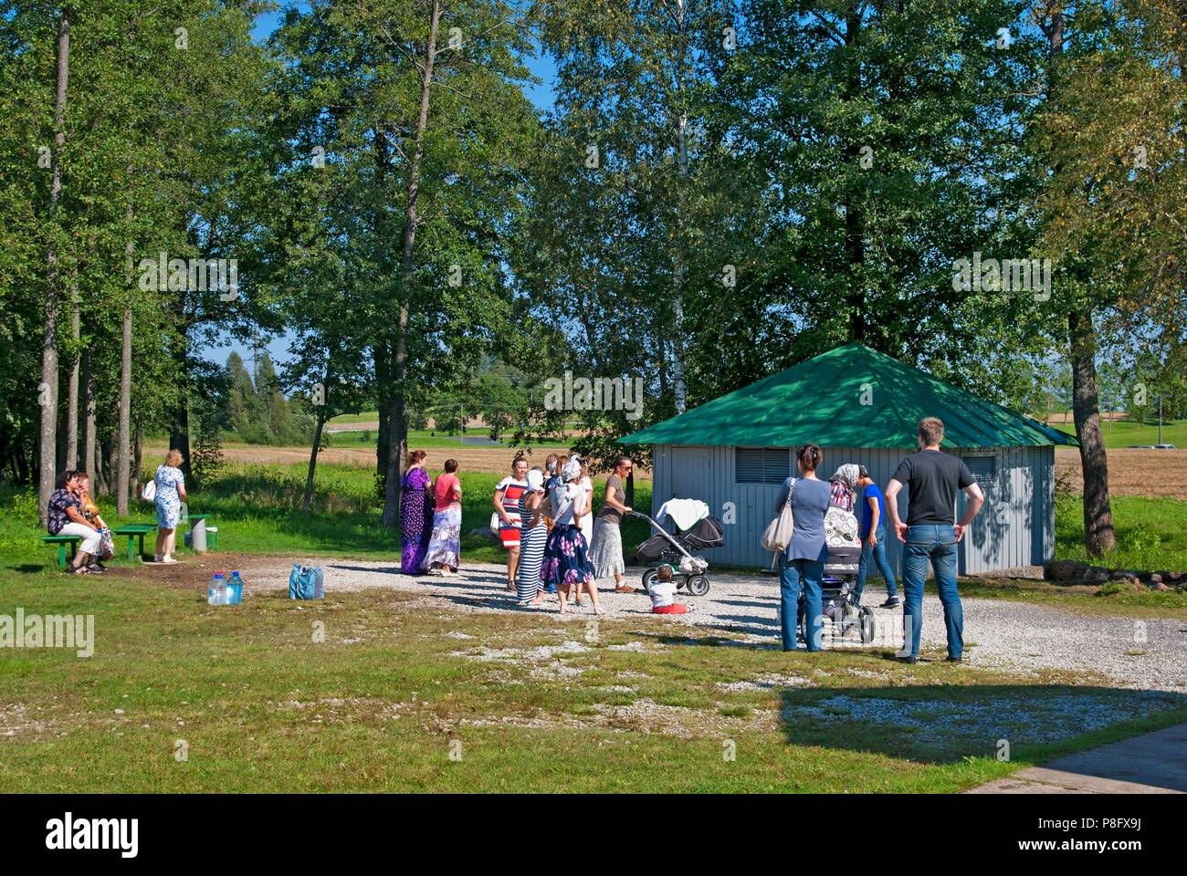 KUREMAE, IDA VIRUMAA COUNTY, ESTLAND - 21. AUGUST 2016: Pilger in der Nähe der Taufkapelle mit dem Heiligen Quellwasser über den Ort der Marienerscheinung Stockfoto