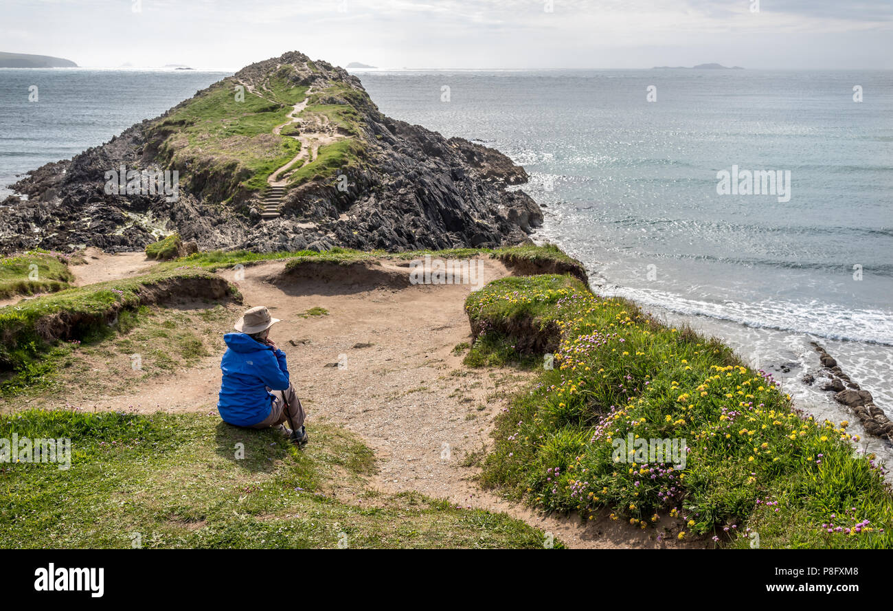 Frau mit Blick aufs Meer in der Nähe von Whitesands Bay auf der Pembrokshire Küstenweg zu Stockfoto