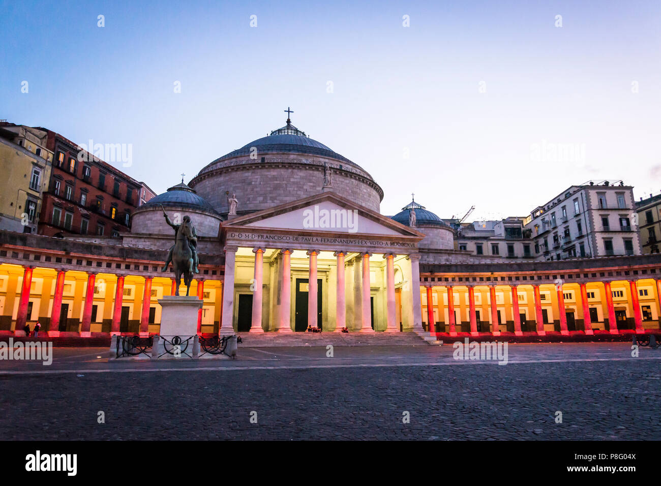 Piazza del Plebiscito mit beleuchteten Säulen und San Francesco Di Paola Kirche bei Nacht, Neapel, Italien Stockfoto