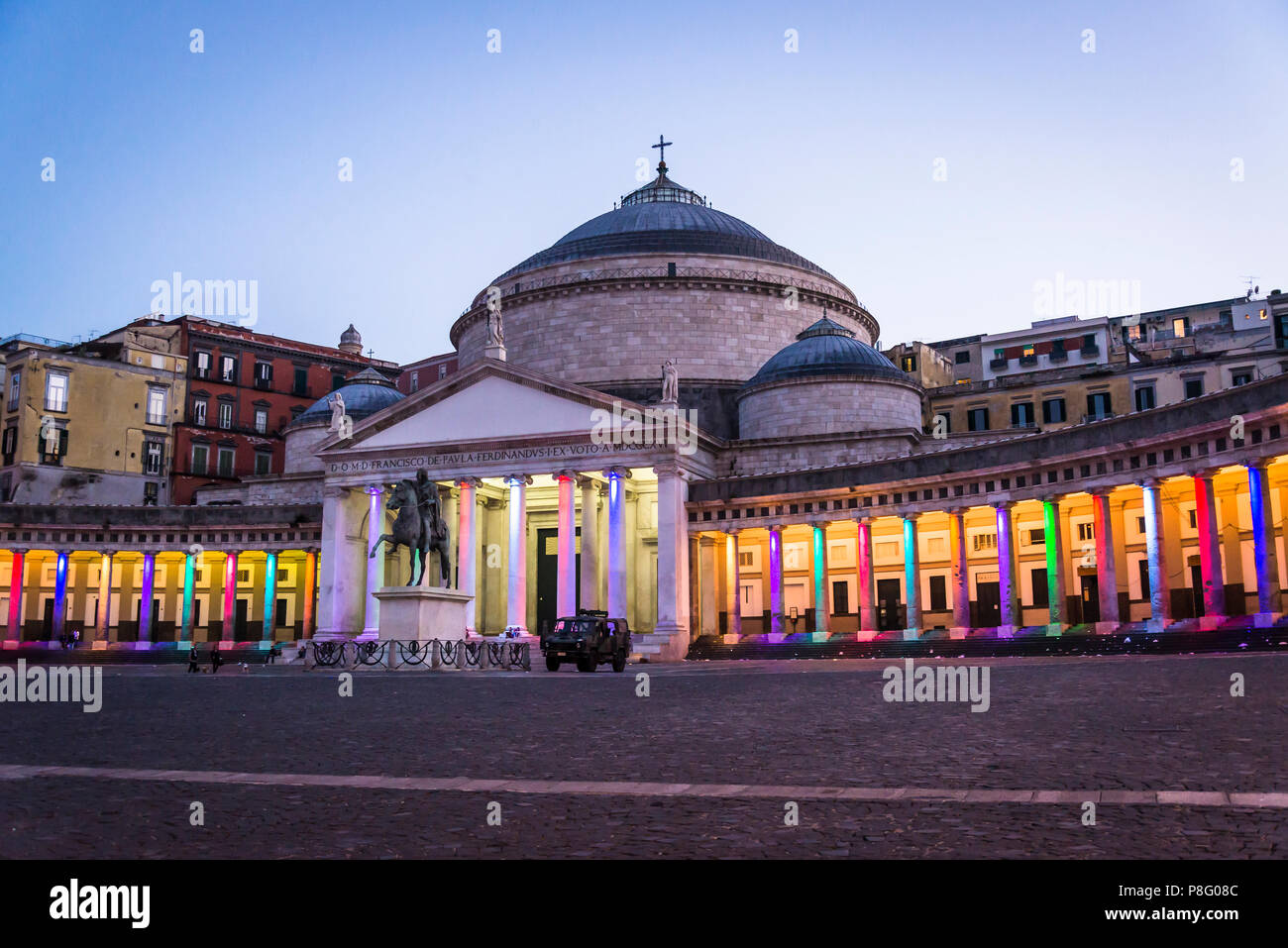 Piazza del Plebiscito mit beleuchteten Säulen und San Francesco Di Paola Kirche bei Nacht, Neapel, Italien Stockfoto