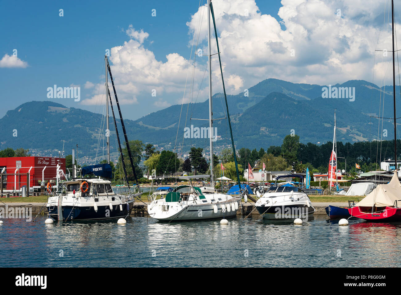 Boote und Yachten vor Anker in Port-Valaisroule am Genfer See in Le  Bouveret Schweiz Stockfotografie - Alamy