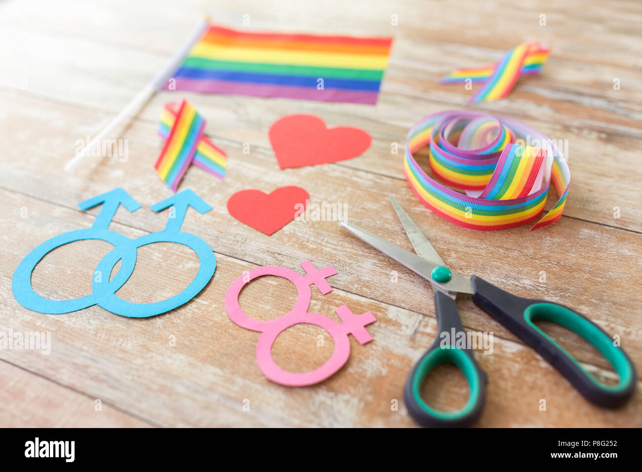 Schere und Gay party Props auf Holzplatten Stockfoto