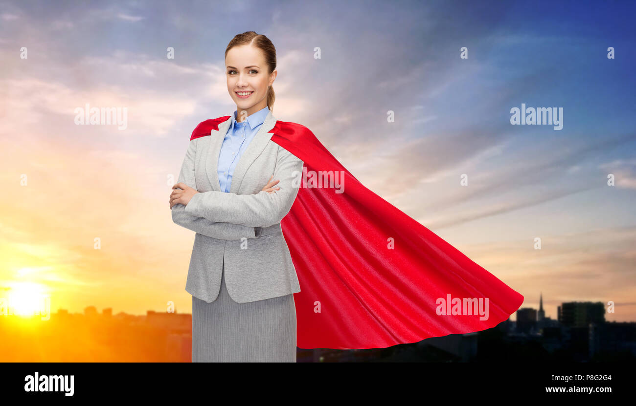 Geschäftsfrau in Superhelden Umhang über Stadt sunset Stockfoto