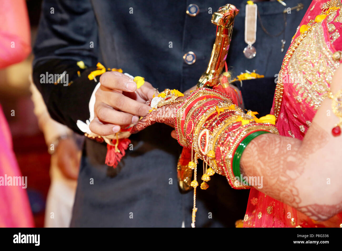 Indischer Bräutigam, Ring auf indischen Braut Stockfoto