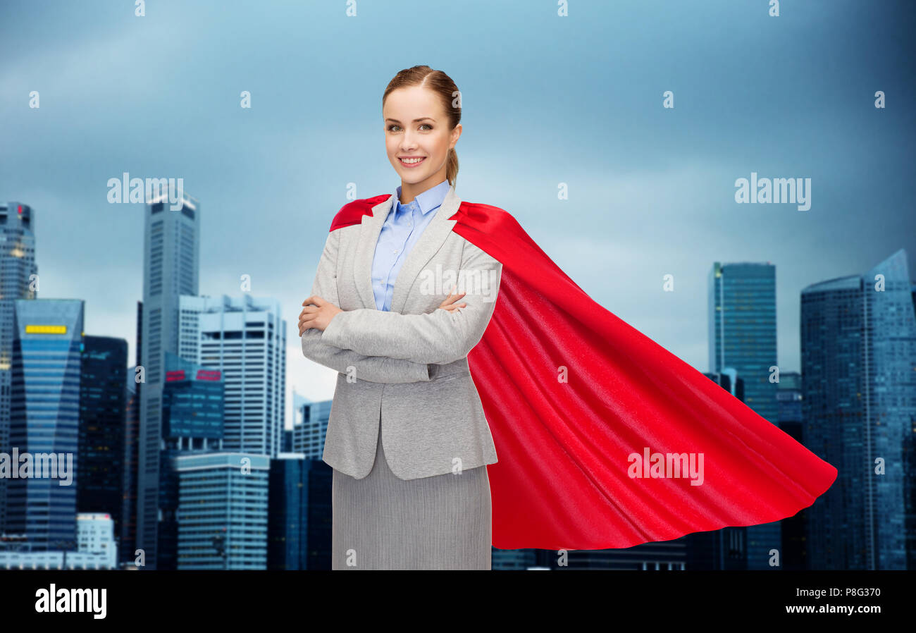 Geschäftsfrau in Rot superhero Cape über die Stadt Stockfoto