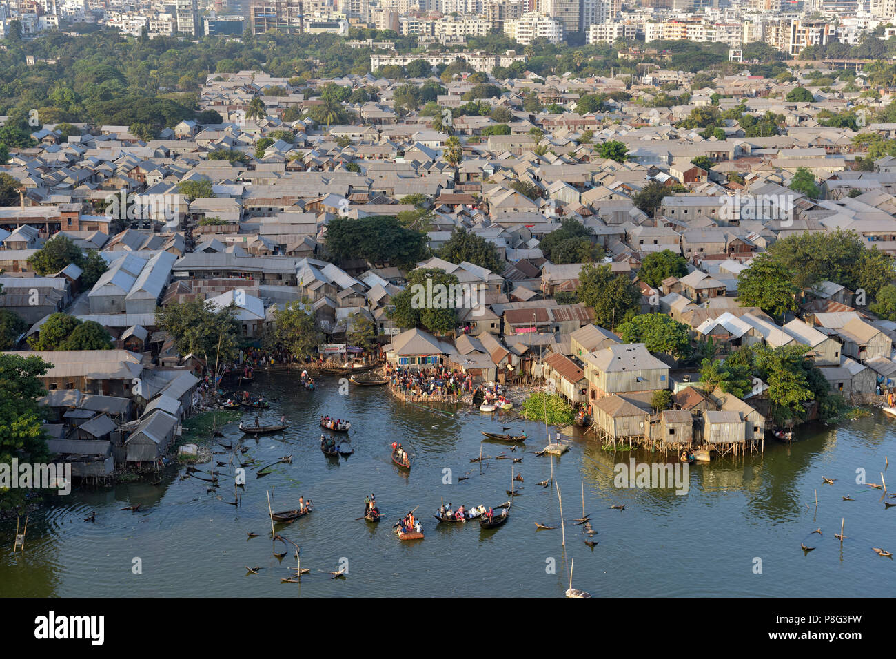 Dhaka, Bangladesch - Dezember 04, 2016: ein Blick von oben auf die Korail Slum ist neben dem Gulshan-Banani See in Dhaka North City Corporation befindet. Über 40,0 Stockfoto