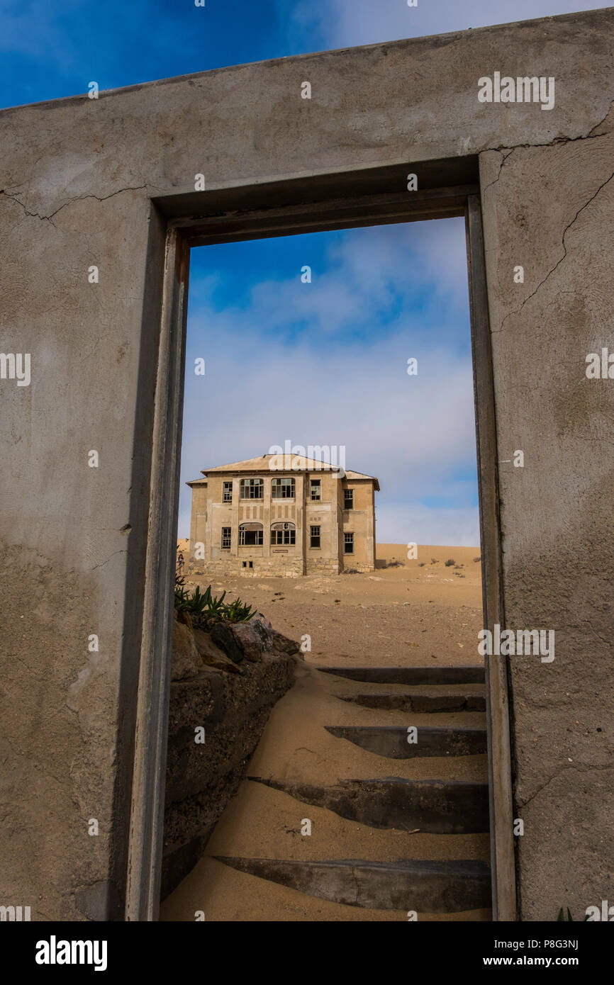 Auf der Suche durch die alten Türrahmen Quartermeister, Deutsch für Quartiermeister, Gebäude in der verlassenen Geisterstadt Kolmanskop in der Namib Dessert Stockfoto