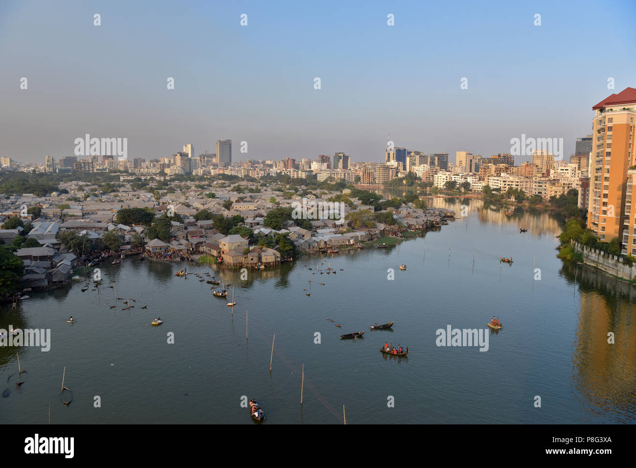 Dhaka, Bangladesch - Dezember 04, 2016: ein Blick von oben auf die Korail Slum ist neben dem Gulshan-Banani See in Dhaka North City Corporation befindet. Über 40,0 Stockfoto