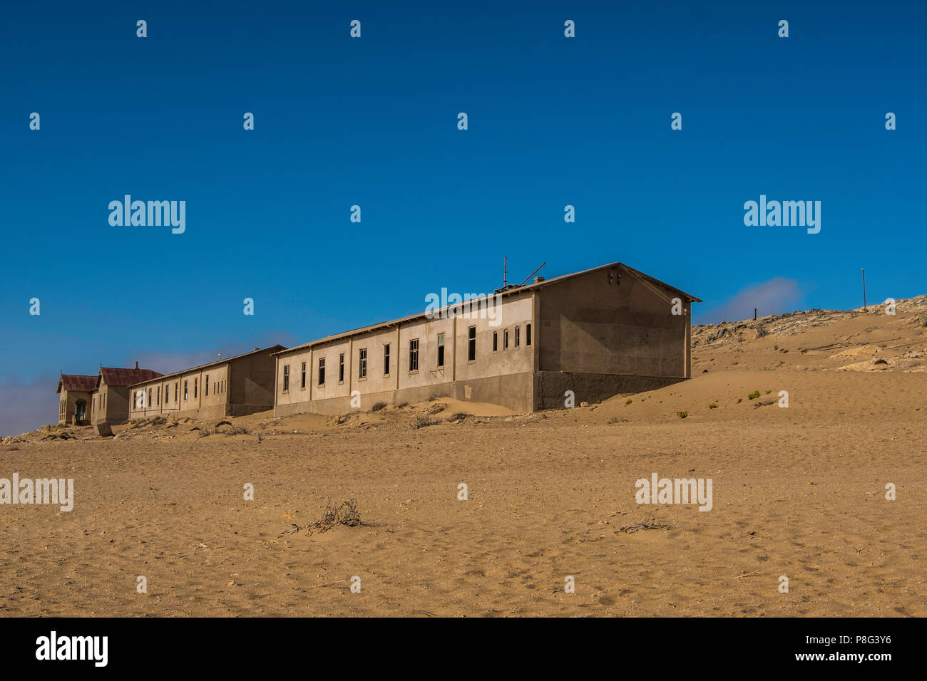 Reihe von verlassenen Gebäuden in Ghost Town von ehemaligen Diamond mining Gemeinschaft von Kolmanskop, die in der Nähe von Lüderitz in der Namib Wüste von Namibia Stockfoto
