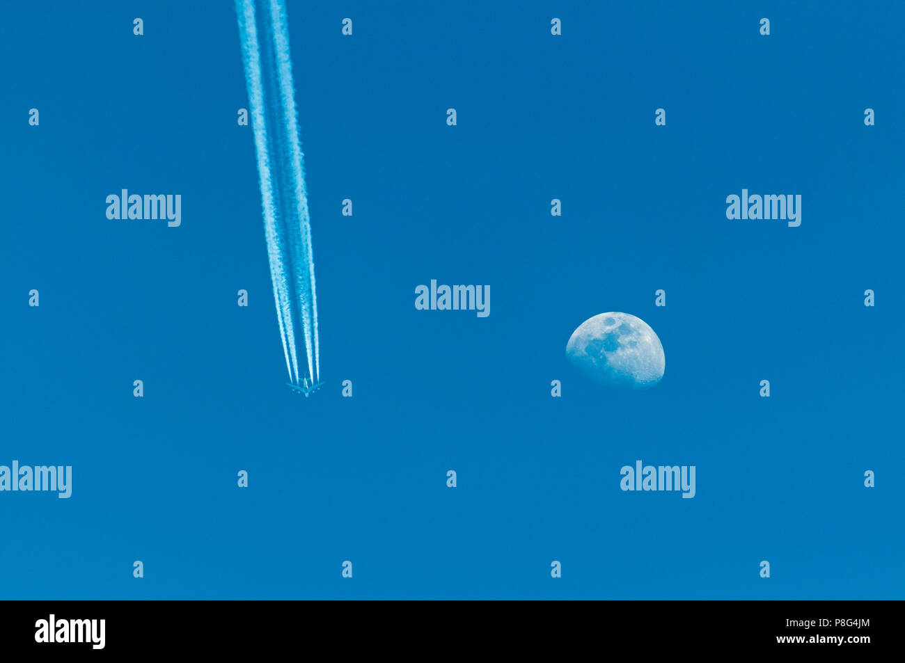 Flugzeug und Mond, Peloponnes, Griechenland Stockfoto