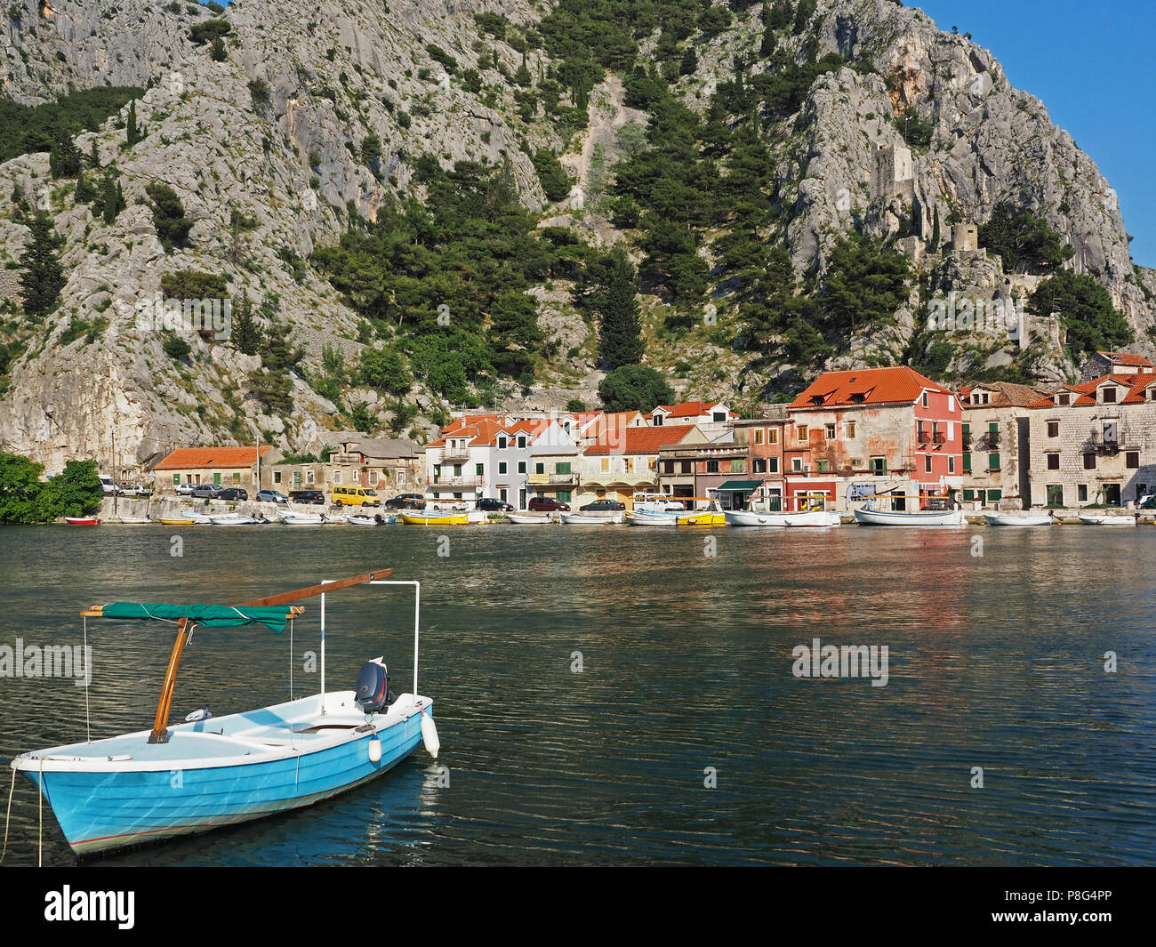 Skyline von Omis mit Boot im Vordergrund, Kroatien Stockfoto