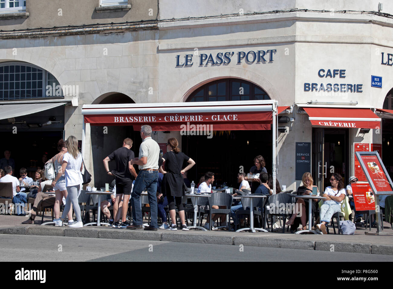 La Rochelle, im Café, im Südwesten Frankreichs und Hauptstadt des Département. Frankreich, Europa Stockfoto