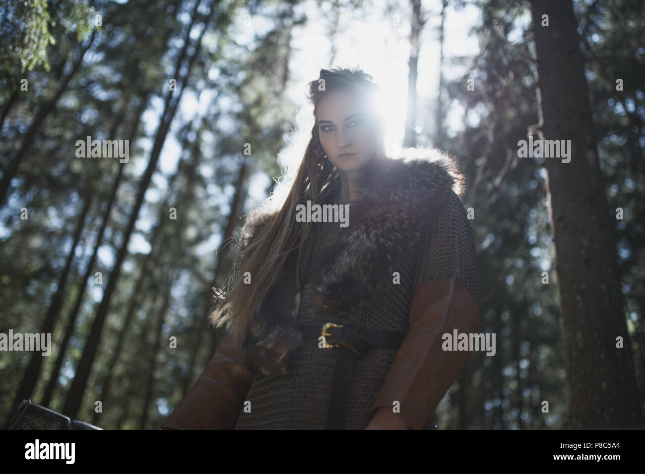 Viking Frau Krieger, die traditionelle Kleidung in einer tiefen mysteriösen Wald Stockfoto